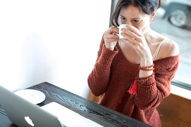 žena ve svetru s kávou.jpg