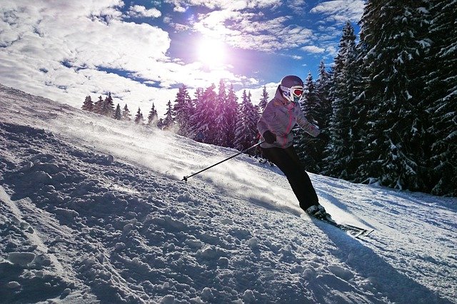 slunce nad lyžařkou
